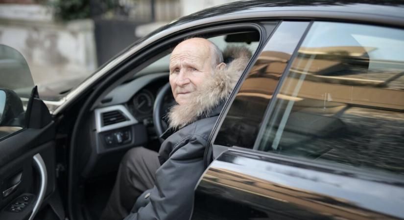 Forgalommal szemben vezetett az autópályán egy 86 éves fővárosi sofőr – durva karambol lett a vége