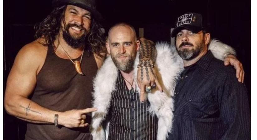 FACT CHECK: tényleg fellép az Akváriumban Jason Momoa a zenekarával?
