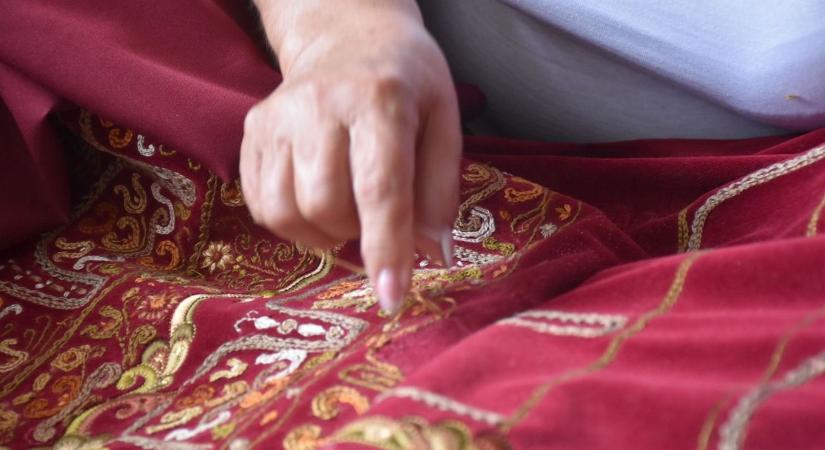 Hatvan tájegység mintáit hímezik a kunmadarasi asszonyok, a Nemzeti Színházé lesz a mestermunka