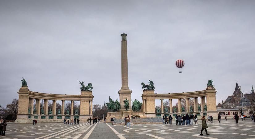 Szenzáció, óriási dolog mozog a Hősök tere alatt, fémlappal zárták le
