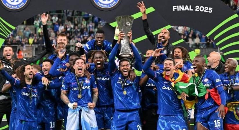 Otthagyja a Chelsea-t, de marad a Premier League-ben a csatárcsillag