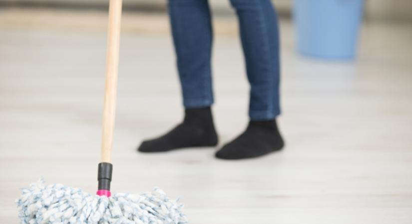 Ez az 1000 forintos csodaszer a legmakacsabb koszt is kiszedi a padló réseiből: nem fogsz többé mást használni, ha kipróbálod