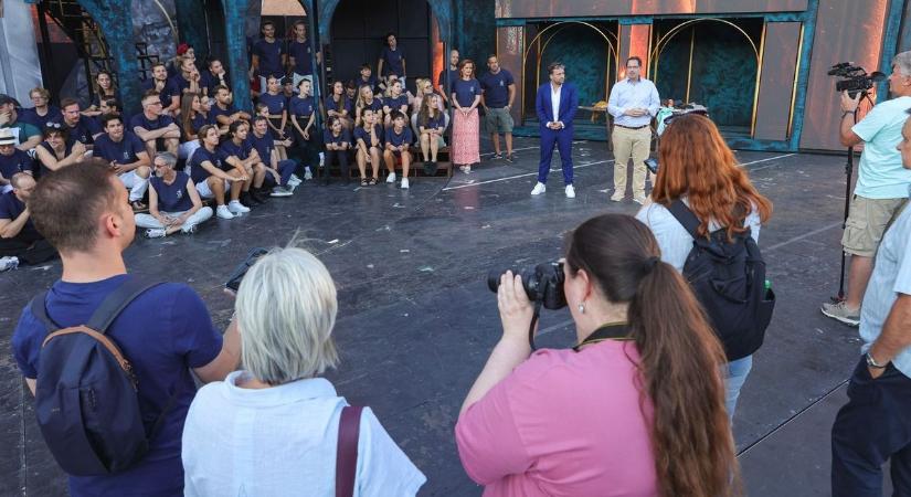 Sztárözön a Szegedi Szabadtérin: Ember Márk, Brasch Bence, Feke Pál is megérkezett – galériával, videóval