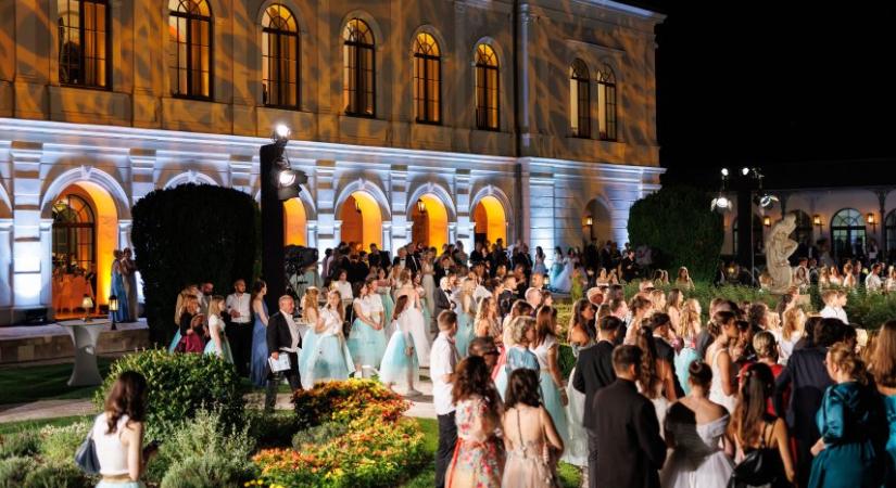 Tüllszoknyás lánysereg pompázott az Anna-báli Sokadalomban