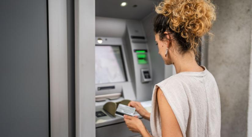 Készpénzfelvétel ATM-ből: mennyibe kerül ez nekünk? Mutatjuk az összegeket
