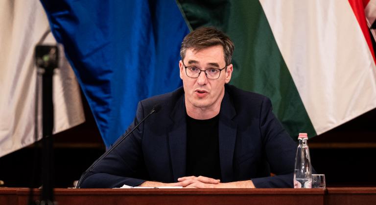 Nem engedi a rendőrség a Karácsony Gergely mellett demonstrálókat a Nemzeti Nyomozó Iroda épületéhez