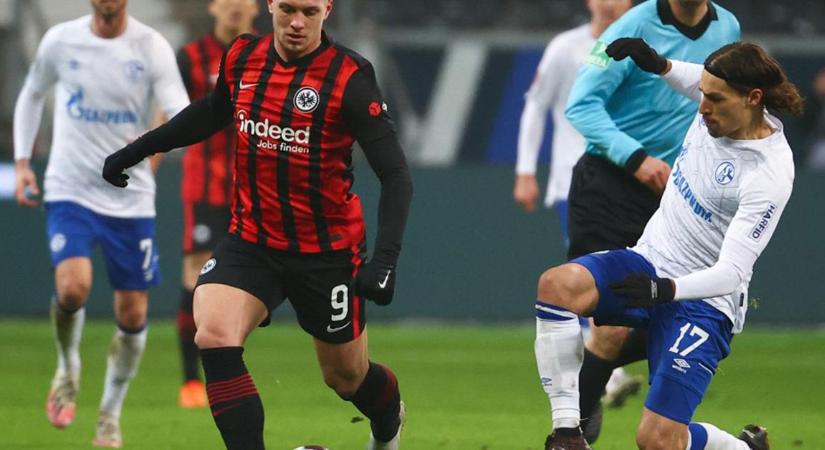 Bundesliga: Jovics duplával tért vissza Frankfurtba, ismét sereghajtó a Schalke