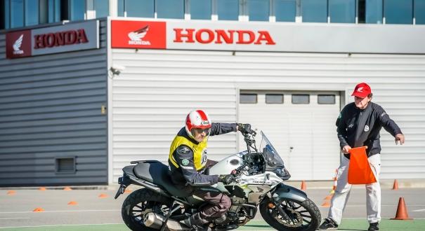 Egy ember a motorosok biztonságáért: 30 éve zajlik a fiatal és felnőtt motorosok képzése