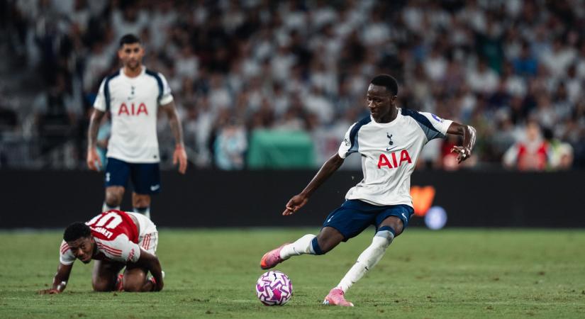 Félpályás góllal verte a Tottenham az Arsenalt