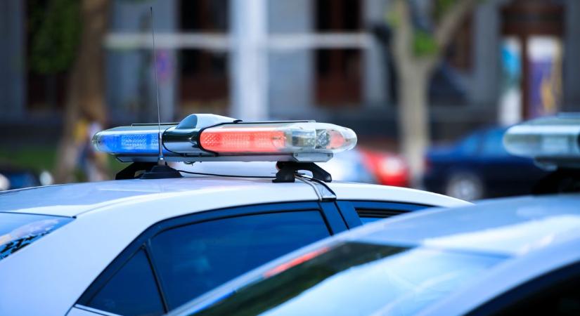 Furgon és személyautó ütközött, félpályán lezárták az útszakaszt