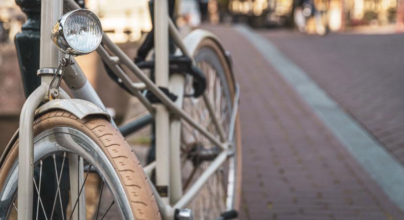Összefogott az egész város: visszakapta ellopott biciklijét a mozgássérült fiatal