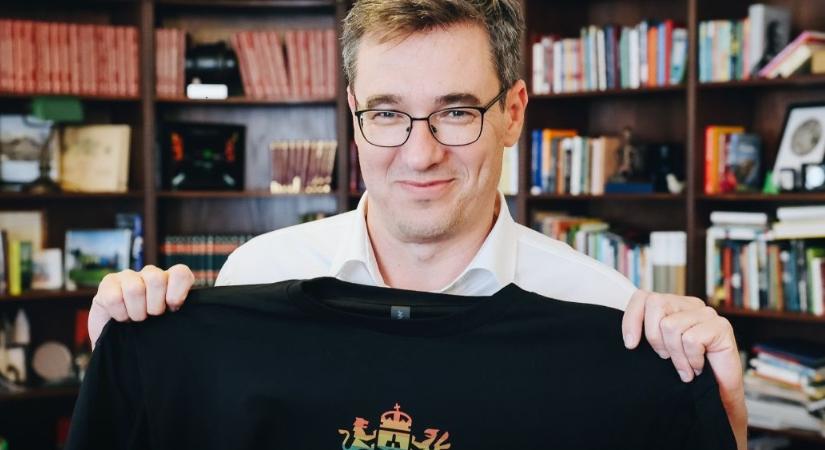 Szivárványos pólóban megy a meghallgatásra Karácsony