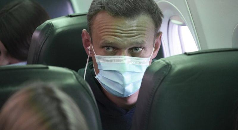Navalnijt azonnal őrizetbe vették Moszkvában gépe landolása után