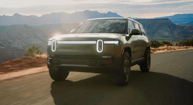 Rivian R1 Quad-Motor: 1025 lóerős széria SUV és pickup