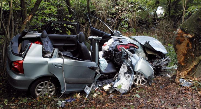 Súlyos baleset a 442-es úton: ketten beszorultak az árokba csapódott autóba