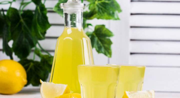 Tökéletes házi limoncello: olasz napsütés üvegbe zárva