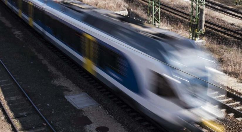 Most érkezett: Túlélte a hajnali vonatgázolást egy nő