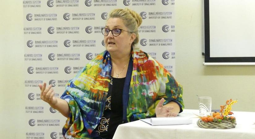 Az Útkéréses Segítő Szolgálat udvara egy nagy kalózhajóvá változik
