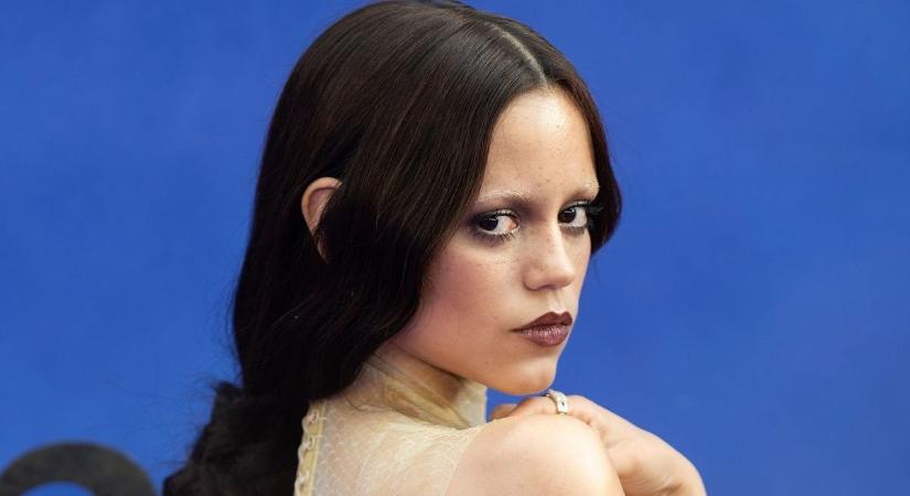 Jenna Ortega új szintre emelte a Wednesday-stílust a premier vörös szőnyegén