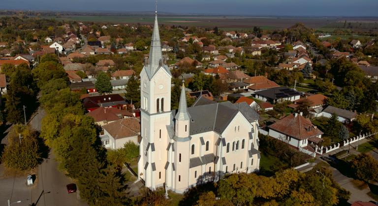 Elsőként rendelte el, majd vonta vissza a helyi önazonossági rendeletét Mezőkeresztes
