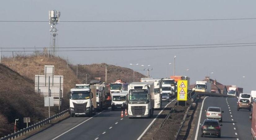 Brutális torlódás az M1-esen, több kilométeres a dugó