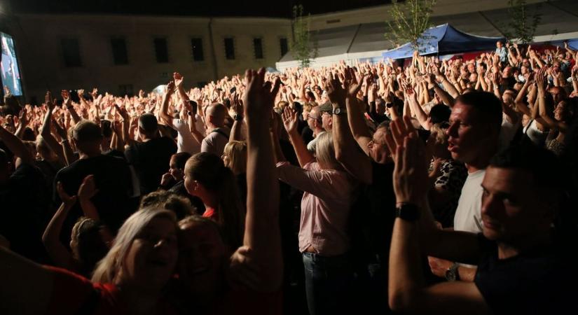 Vármeeting Sárváron: a Kowalszky meg a Vegával berúgták az ajtót