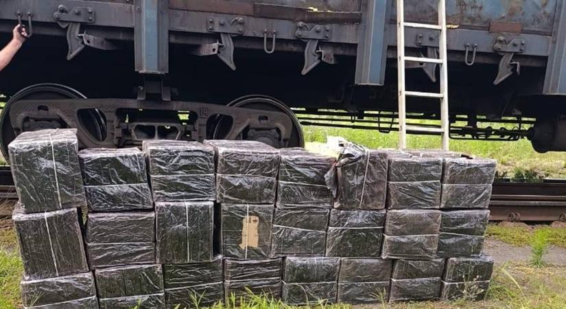 Rengeteg csempészcigarettát találtak a Magyarországra tartó tehervonaton