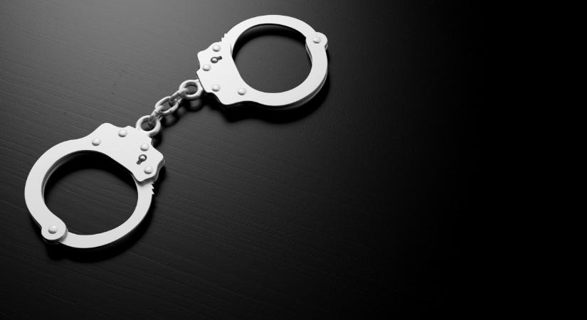 Gödi drograzzia: tagadja a rendőrség, hogy bárkit hátrabilincselt kézzel térdepeltettek volna