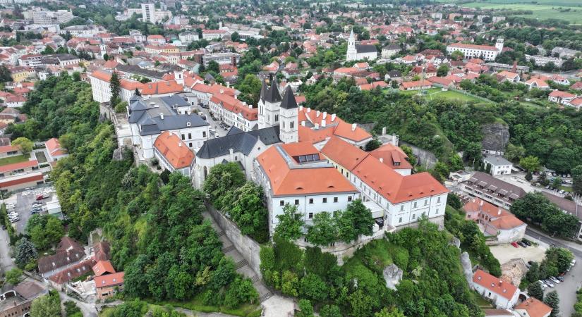 Lifttel is megközelíthető lesz a veszprémi várnegyed