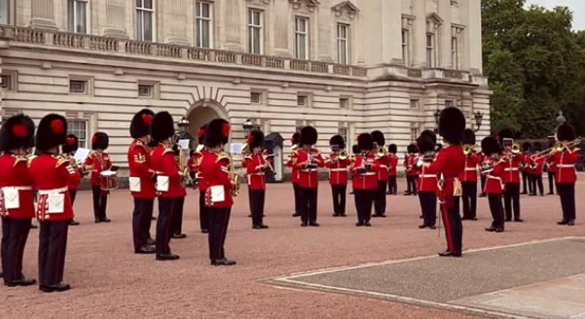 Károly király katonazenekara Ozzy Osbourne leghíresebb dalát játszotta a Buckingham előtt