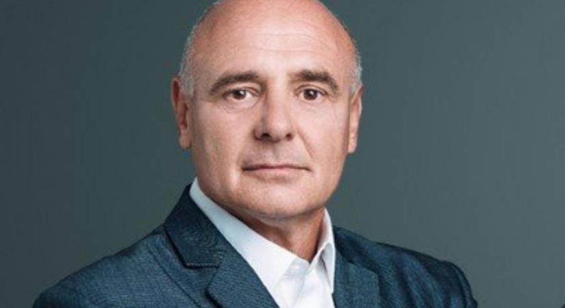 Rónai Egon felesége dögös lábakat villantott: sortot húzott a nyaralásra