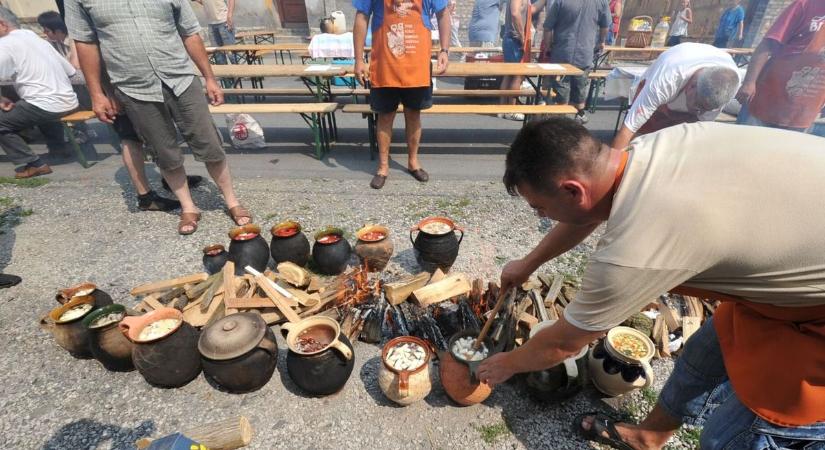 Újra felszáll a füst Mohácson, ezernyi edényben fő majd szombaton a sokac bab