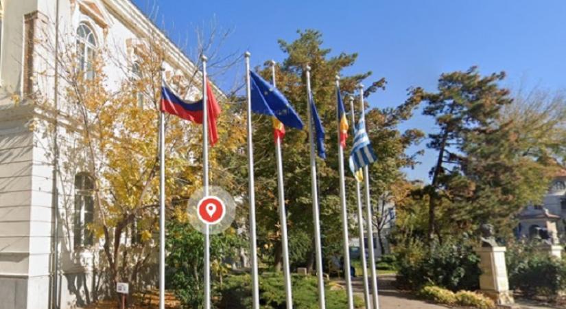Kiütötte a biztosítékot a hazai középület elé kitett orosz zászló – A külügy követeli az eltávolítását