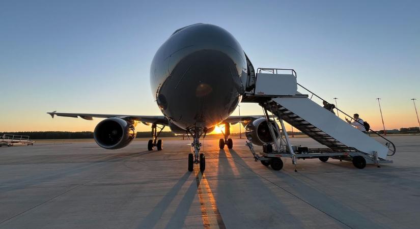 Ritkán látott felvételek a pilótafülkéből: Ferihegyről Kecskemétig Airbus géppel repültünk