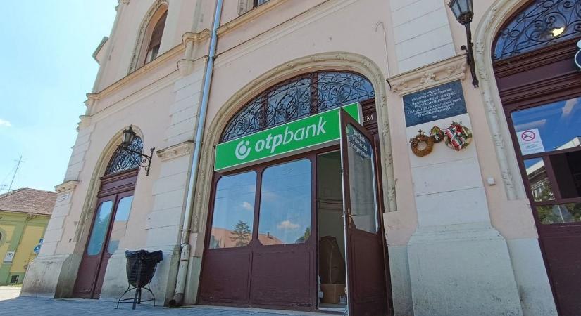 Az OTP figyelmeztet, csalók élnek vissza a bank egyik vezetőjének nevével