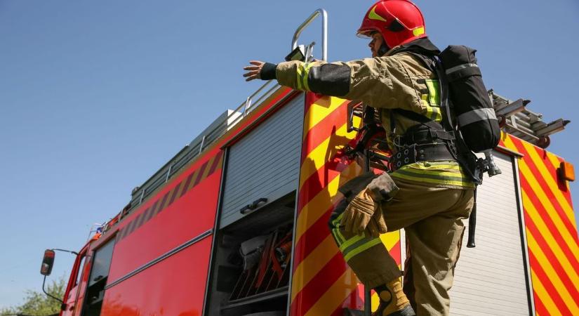 Tejszállító tartálykocsi és egy kamionfülke is lángba borult