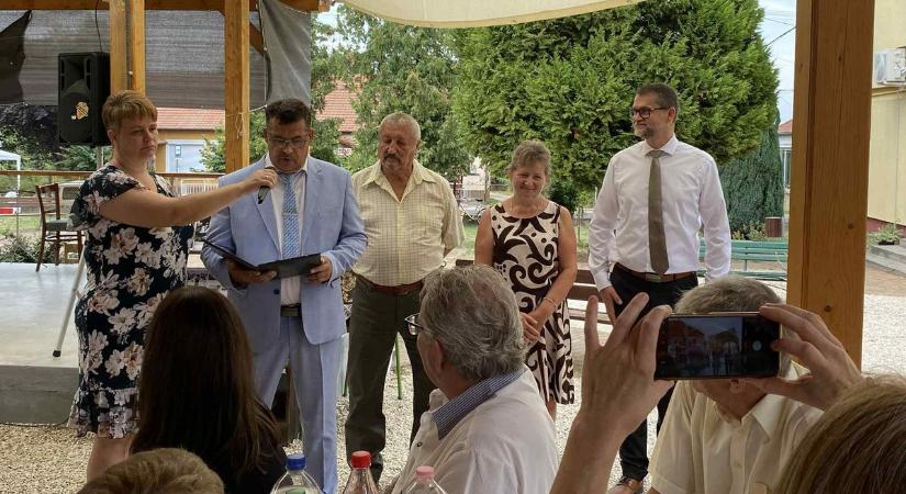 Negyven évig viselte ezt az édes terhet – most elismerést kapott a falujától