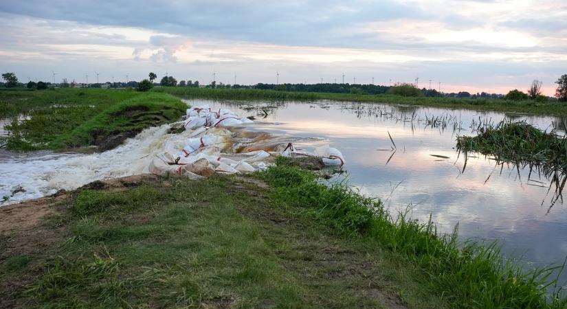 Leállt az aratás, a földek megközelíthetetlenek az árvíz miatt