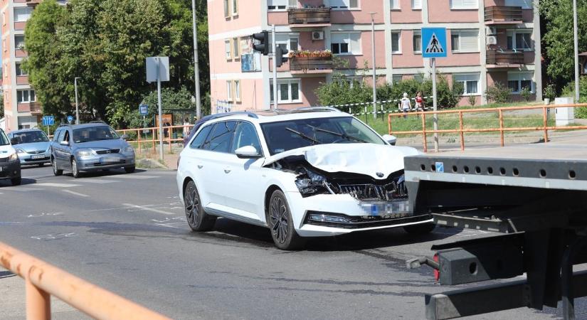 Ütközés és dugó a Budai vámnál – fotók érkeztek a helyszínről