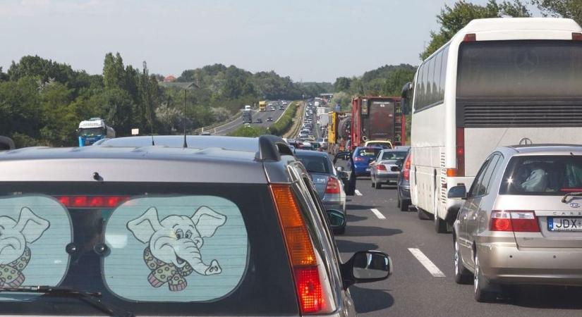 Gigadugó és baleset: Komoly közlekedési káosz az M1-esen