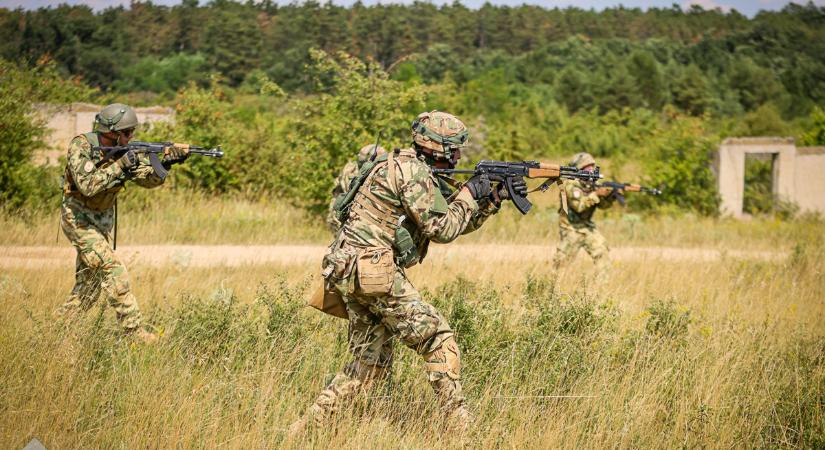 Gyakorlatoznak a katonák: hanghatásra kell számítani
