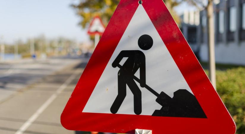 Egy hónapig tartó zűrzavar jön az M0-s autóúton sávlezárás, terelés miatt