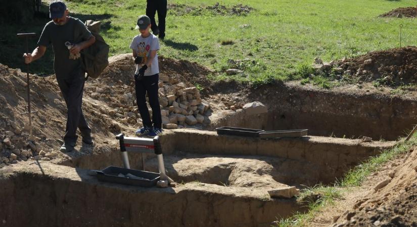 Kincsek és csontvázak kerültek elő a zalai pálos kolostorból (galéria, videó)