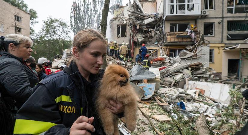 Megrázó fotók: 31 ember, köztük gyerekek haltak meg egy kijevi légicsapásban