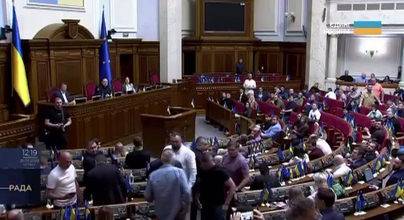 Az ukrán parlament visszavonta a vitatott törvényt, a képviselők lökdösődtek és bemutattak egymásnak  videó