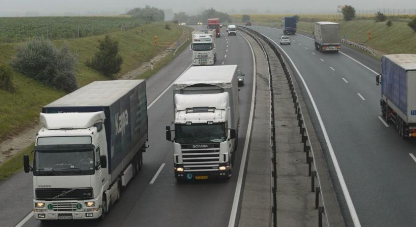 Az M7-esen vadásztak a csigaródeóban előző kamionosokra