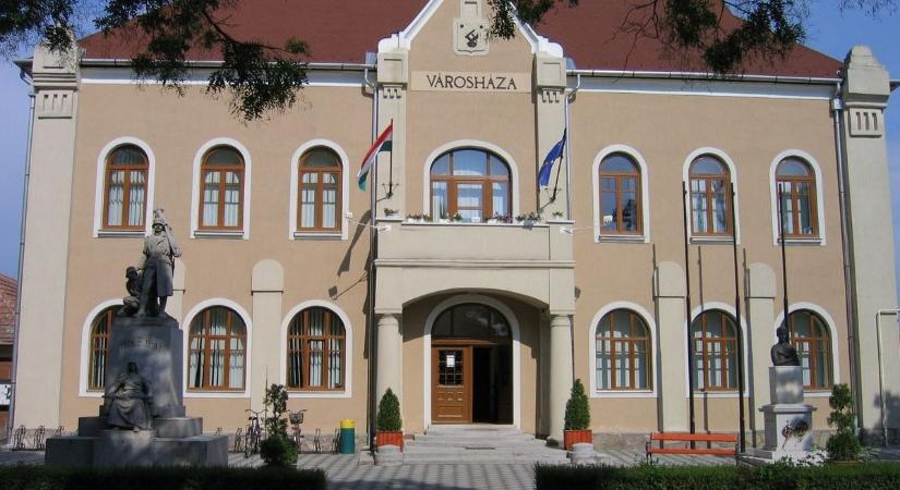Mezőkeresztes meghátrált, visszavonta az önazonossági rendeletét