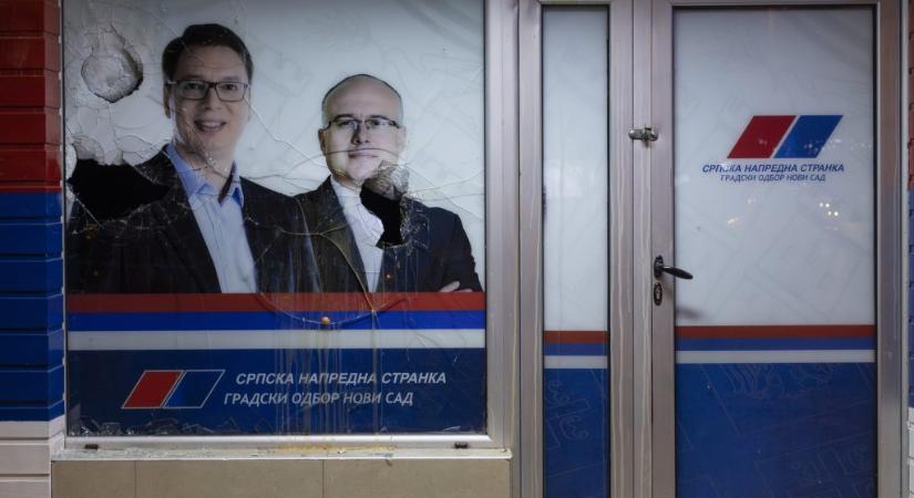 Újvidéki tragédia: őrizetbe vették Vucsics volt miniszterét, egy másik ellen elfogatóparancs van érvényben