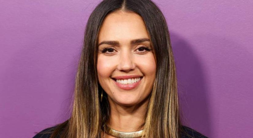 A 44 éves Jessica Alba istennő bikiniben: olyan karcsú, hogy szavak nincsenek rá