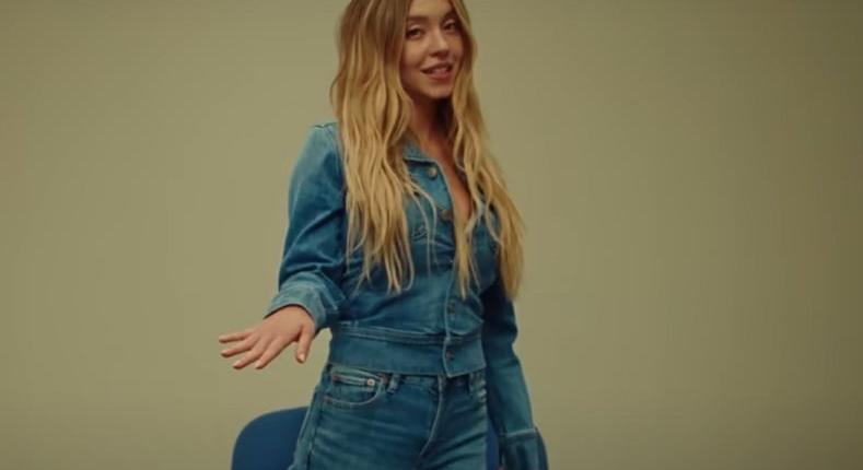 Újabb kedélyborzoló farmerreklám: Sydney Sweeney beletenyerelt